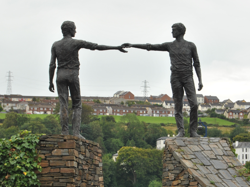 _Hands_Across_the_Divide__sculpture,_Derry_-_6-4